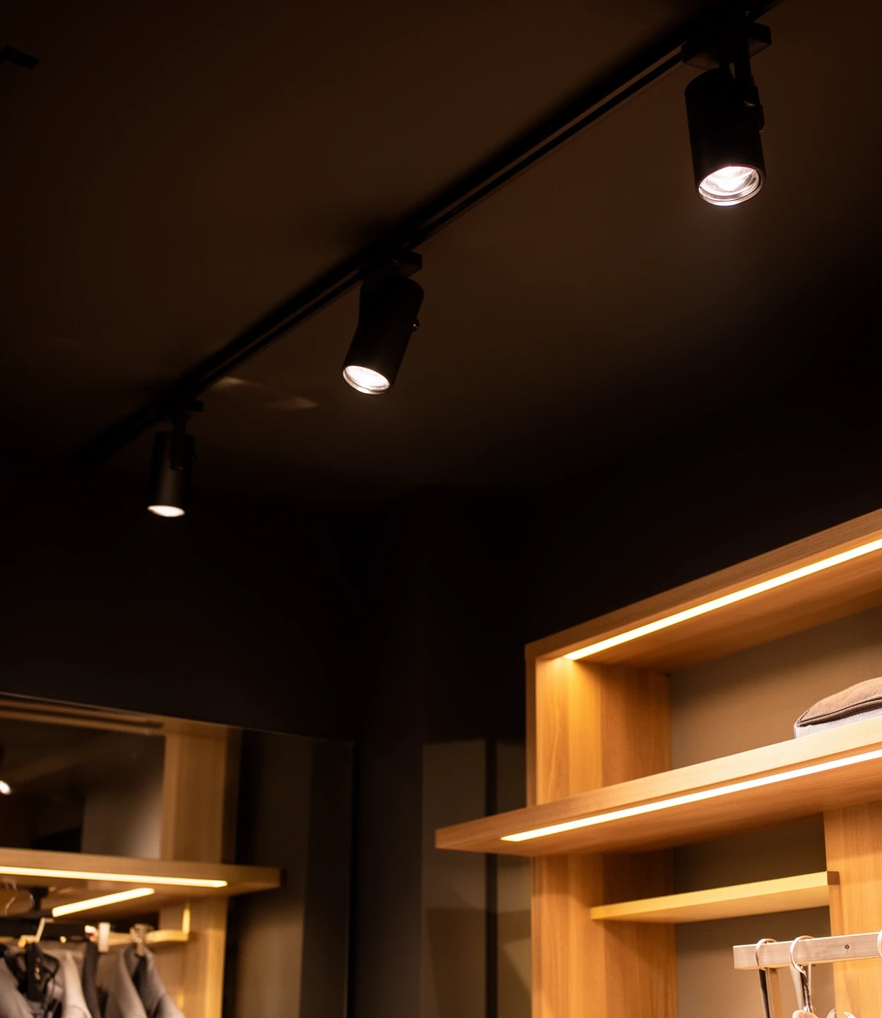 Binario con proiettori orientabili in uno showroom